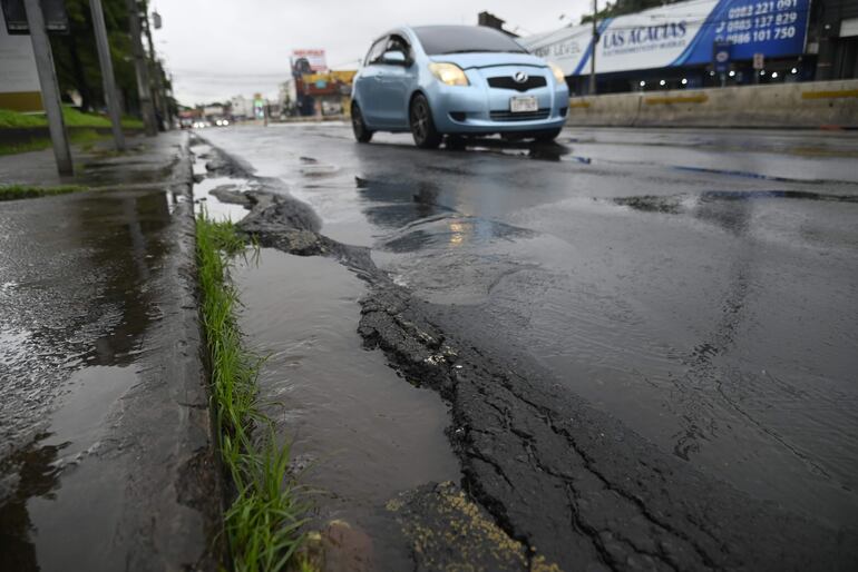 La avenida está cada vez peor y la lluvia genera enormes cráteres, según los frentistas. De vez en cuando el MOPC aparece para trabajos de bacheo, pero no hay ningún proyecto para mejorar la vía.