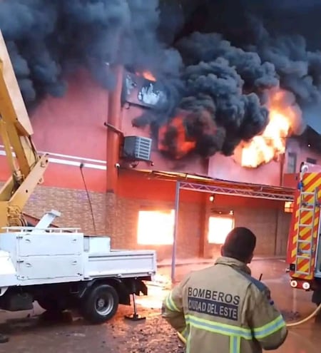 Bomberos de varias compañías se movilizaron para sofocar el incendio.