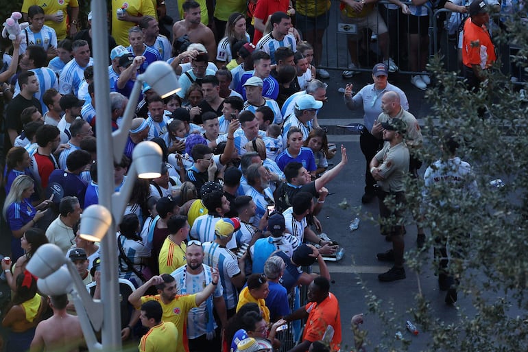 El ingreso al Hard Rock Stadium para la final de la Copa América 2024 fue desbordado por hinchas colombianos y argentinos, obligando al retraso del inicio del partido entre Argentina y Colombia. 