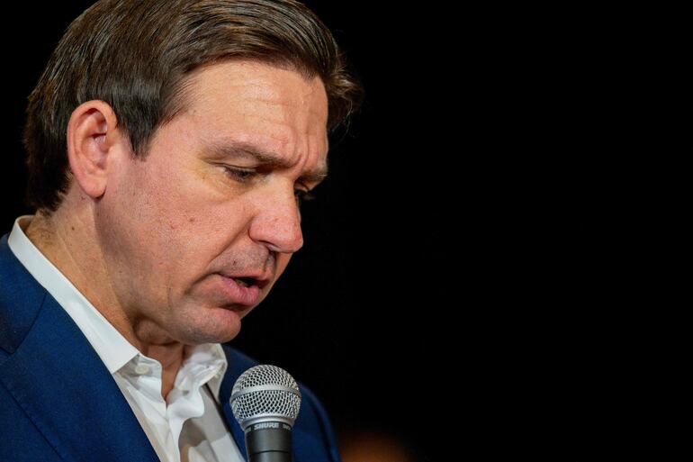 El gobernador de Florida, Ron DeSantis, renunció a su candidatura presidencial para apoyar a Donald Trump. 