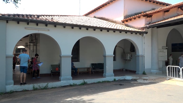 En el Instituto Nacional de Enfermedades Respiratorias y del Ambiente INERAM Juan Max Boettner, los pacientes padecen calor debido a la avería de un acondicionador de aire.