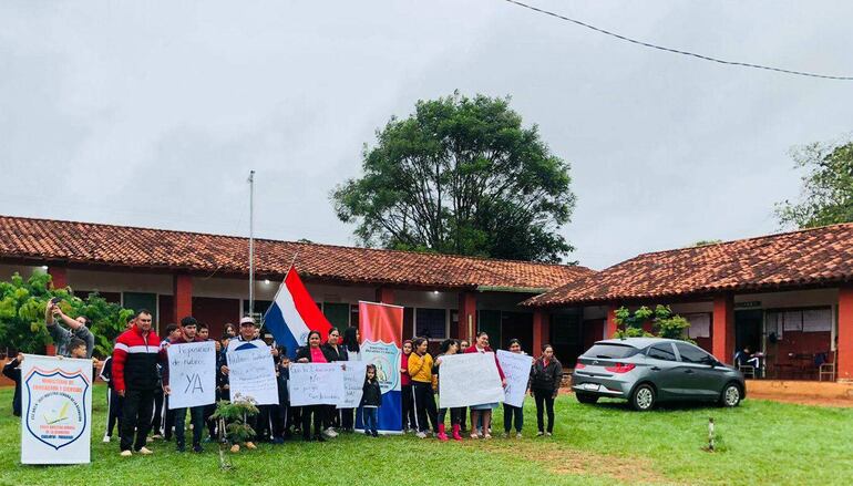 La escuela Nuestra Señora de la Asunción de Guayaybí se encuentra paralizada desde hoy por la medida de fuerza tomada por los padres.