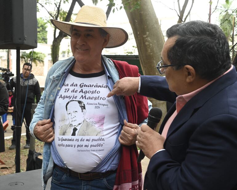 Miembros de la delegación proveniente de Mato Grosso do Sul exhibieron sus remeras alusivas a José Asunción Flores.