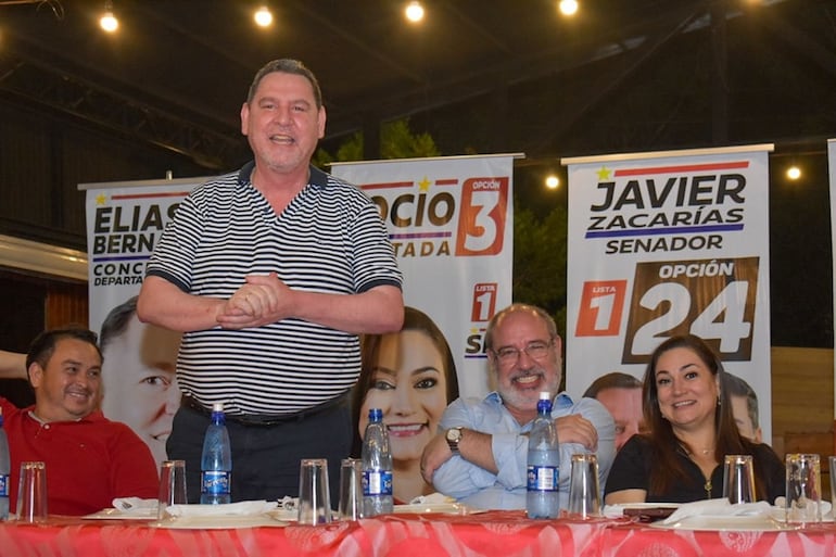 El senador Javier Zacarías, su hermano diputado Justo Zacarías y su cuñada diputada Rocío Abed. El clan está en decadencia, pero pretende seguir en el poder.