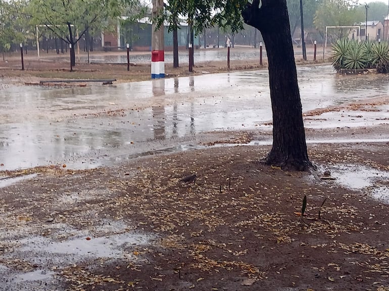 Ni bien llovió, el agua ganó las calles y los espacios públicos. Se esperan más precipitaciones.