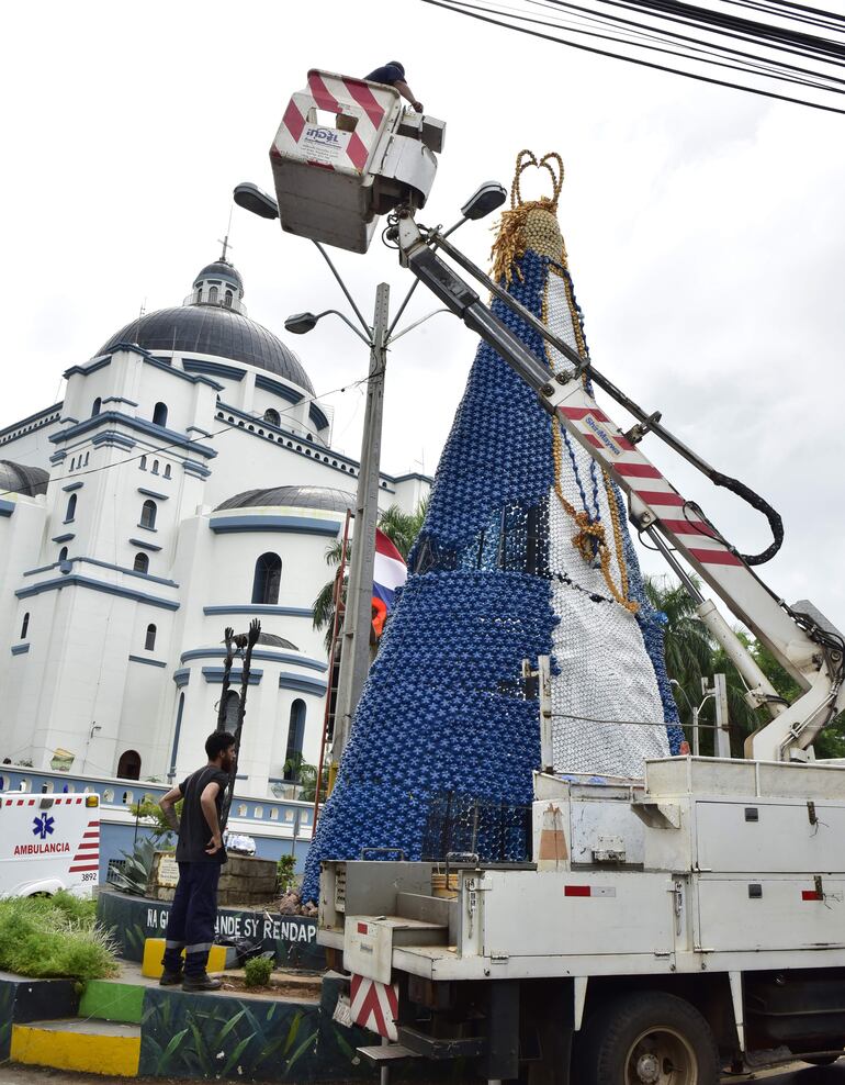 La imagen de la Virgen de Caacupé elaborado de botellas de plástico que fue obsequiada por la Municipalidad de Ciudad del Este a Caacupé.