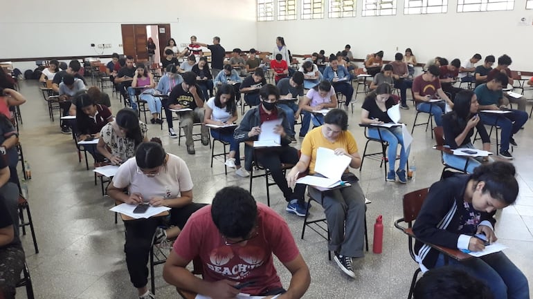 Unos 8.092 estudiantes se presentaron a rendir las becas de Itaipú para acceder a uno de los 2.500 cupos destinados a carreras universitarias y de mandos medios.