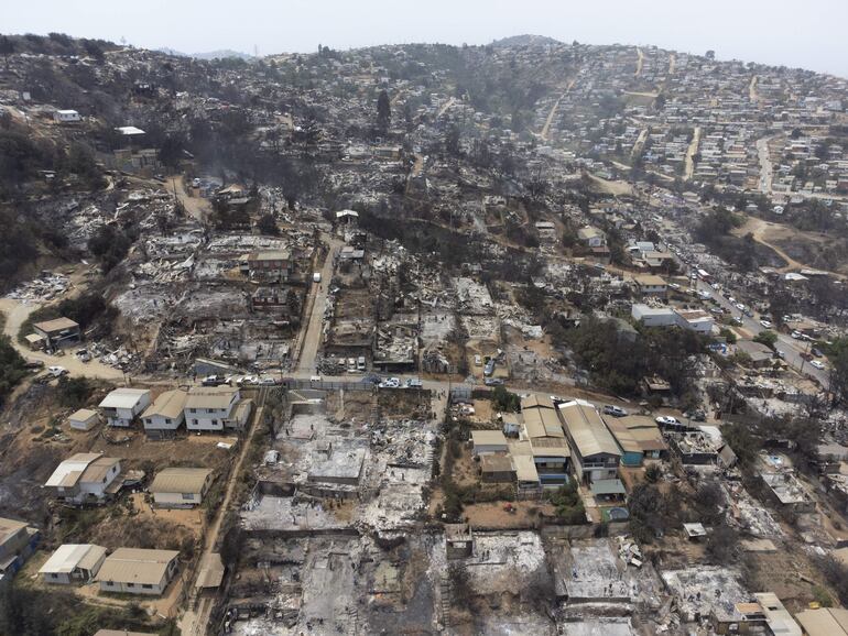 Fotografía aérea que muestra el sector de Achupallas, afectado por incendios forestales de Viña del Mar, Región de Valparaiso (Chile). 
