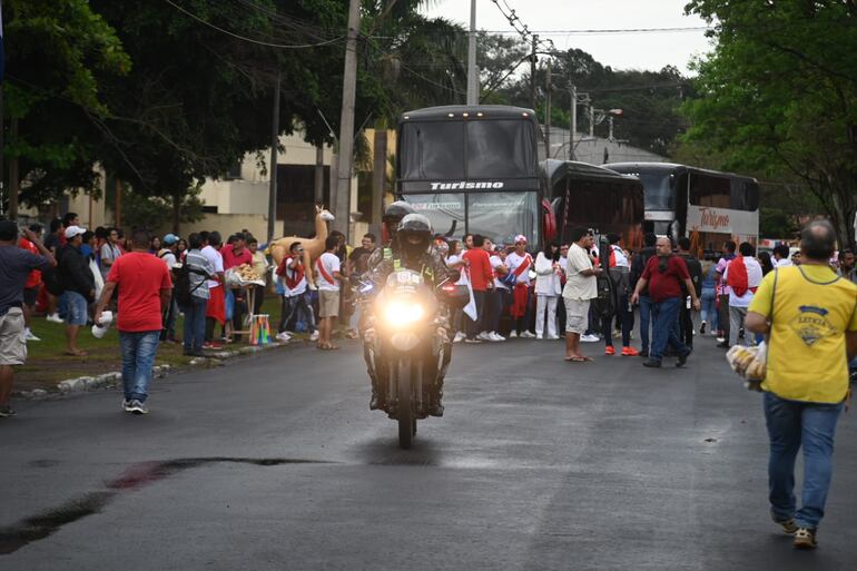 Vendedores y mucho movimiento para el partido entre Paraguay y Perú en Ciudad del Este.