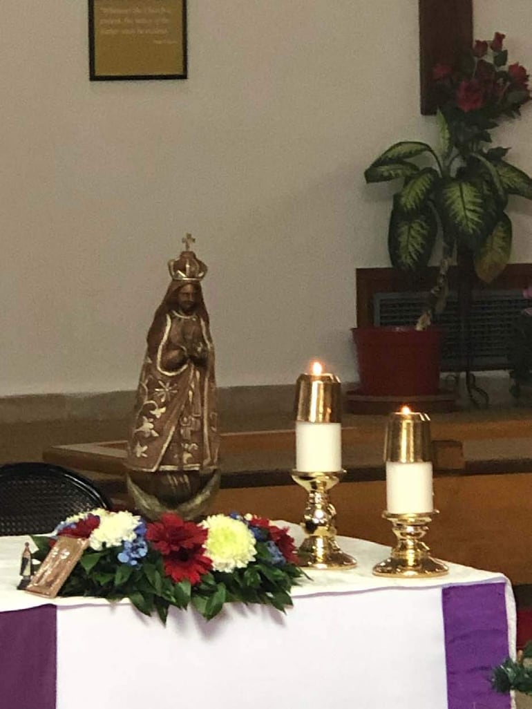 Imagen de la Virgen de Caacupé entronizada en la iglesia vaticana “Nuestra Señora de la Santa María” de la Nunciatura Apostólica de Ankara.