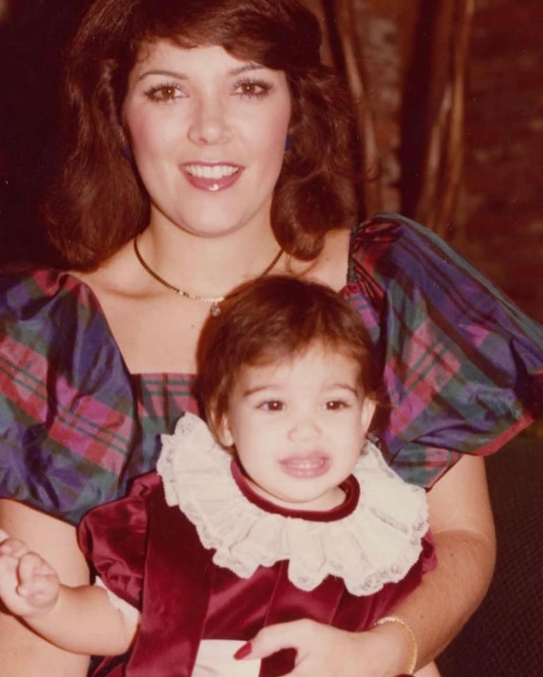 Baby Kim Kardashian en brazos de su madre Kris Jenner. (Instagram/Kris Jenner)