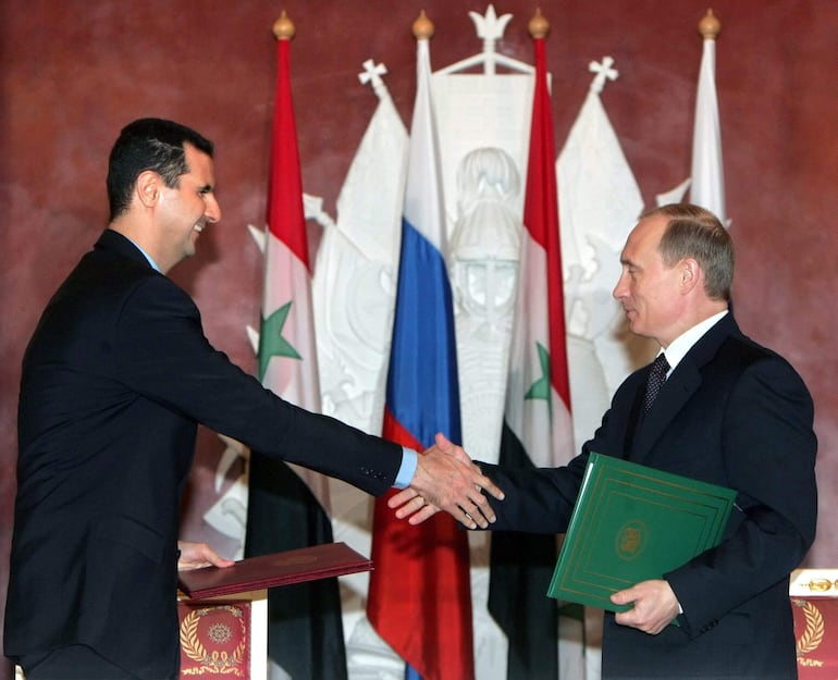 El exdictador sirio Bachar al Asad (i) y el presidente de Rusia, Vladimir Putin (d). (archivo)