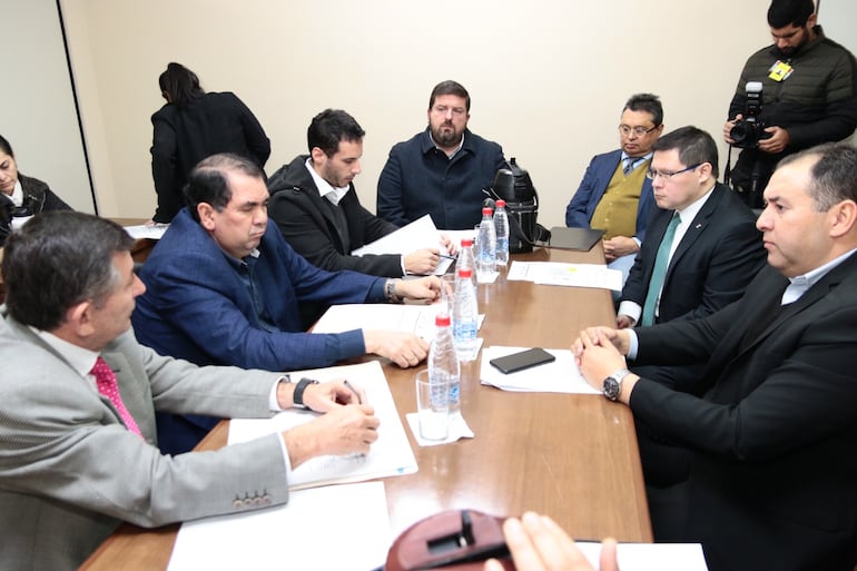 Reunión de la comisión de industria comercio y turismo del Senado con el vicemistro de tributación Óscar Orúe tras la cual recomendaron la creación de la Dirección Nacional de Ingresos Tributarios.