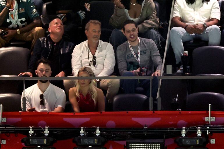 El icónico actor Kevin Costner estuvo presente en el Caesars Superdome para ver el Super Bowl. (Cindy Ord/Getty Images/AFP)

