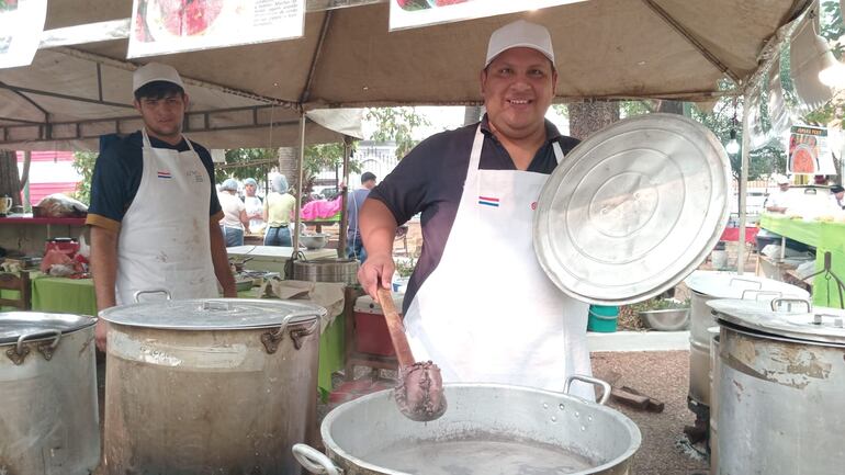 Ofrecen diez tipos de jopará en la plaza Uruguaya.