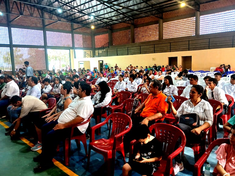 Los estudiantes y pobladores en general disfrutaron del concierto educativo brindado por Russo.