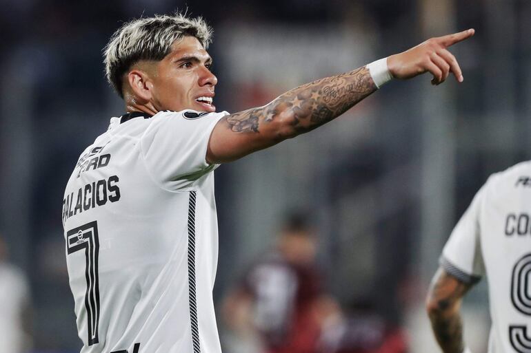 Carlos Palacios, jugador de Colo Colo, festeja un gol en el partido frente a River Plate en la ida de los cuartos de final de la Copa Libertadores 2024 en el estadio Monumental, en Buenos Aires.