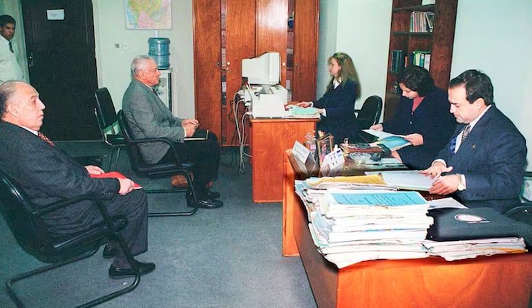 El entonces director y fundador de ABC Color, Aldo Zuccolillo (c), en el Tribunal en 1999, durante su audiencia.