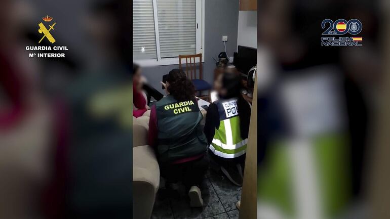 La Guardia Civil, en colaboración con la Policía Nacional, ha liberado a seis mujeres en Manresa y Mollet del Vallès, en Barcelona, víctimas de explotación sexual y que vivían hacinadas y en condiciones de insalubridad, y ha detenido a los diez integrantes de este grupo criminal de trata de seres humanos. Los diez detenidos en el marco de esta operación, denominada 'Joya-Aguyje', están acusados de los delitos de trata de seres humanos con fines de explotación sexual, contra los derechos de los ciudadanos extranjeros relativos a la prostitución, contra la salud pública, contra la integración moral y de pertenencia a organización criminal. La organización criminal captaba a las víctimas en países de Sudamérica, principalmente Paraguay, mediante engaño, beneficiándose de su situación de vulnerabilidad y ofreciéndoles unas condiciones de vida y laborales prometedoras, aunque también otras mujeres fueron captadas ya en España empleando el mismo 'modus operandi'.