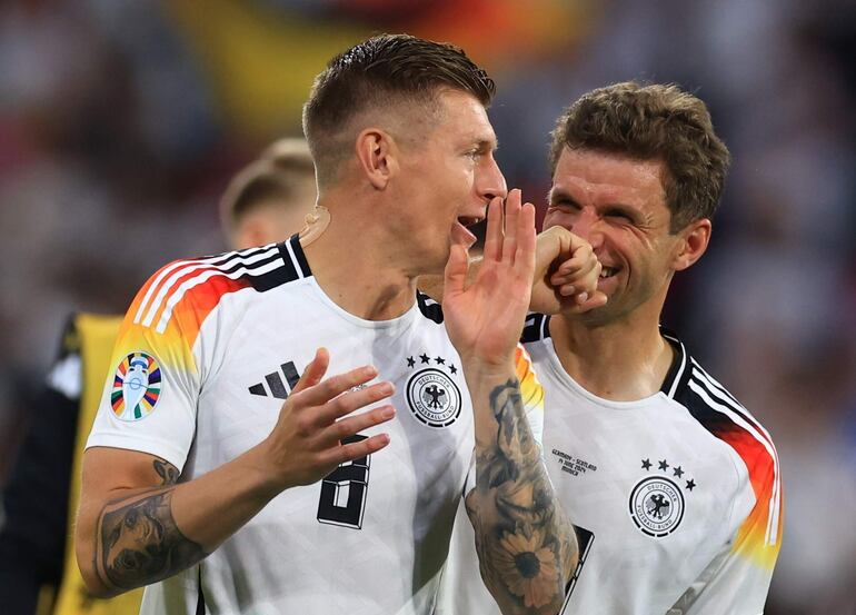 Toni Kroos (i) y Thomas Mueller, jugadores de la selección de Alemania, conversar al finalizar el partido frente a Escocia por la Eurocopa 2024.