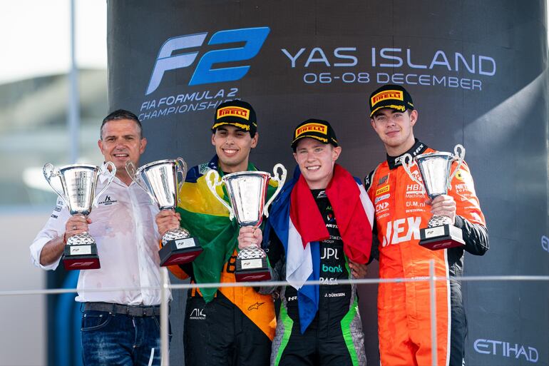 En el podio, Joshua Duerksen con la bandera paraguaya y el brasileño Gabriel Bortoleto (i), campeón de la F2.