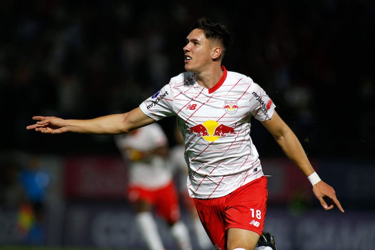 El uruguayo Thiago Borbas, futbolista de RB Bragantino, celebra un gol en el partido ante Racing de Argentina por la fase de grupos de la Copa Sudamericana 2024 en el estadio Nabi Abi Chedid, en Braganca Paulista, Brasil,