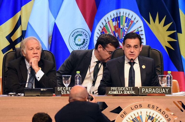 El actual secretario general de la OEA, el uruguayo Luis Almagro y el canciller nacional, Rubén Ramírez Lezcano, en uno de las plenarias de la 54° Asamblea General del organismo contienental. (Photo by DANIEL DUARTE / AFP)