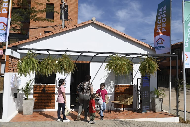 Prototipo del primer proyecto de Che Róga Porã que se construirá, que se ubicará en la ciudad de Guarambaré. La vivienda estuvo en exhibición en la Expo MRA.