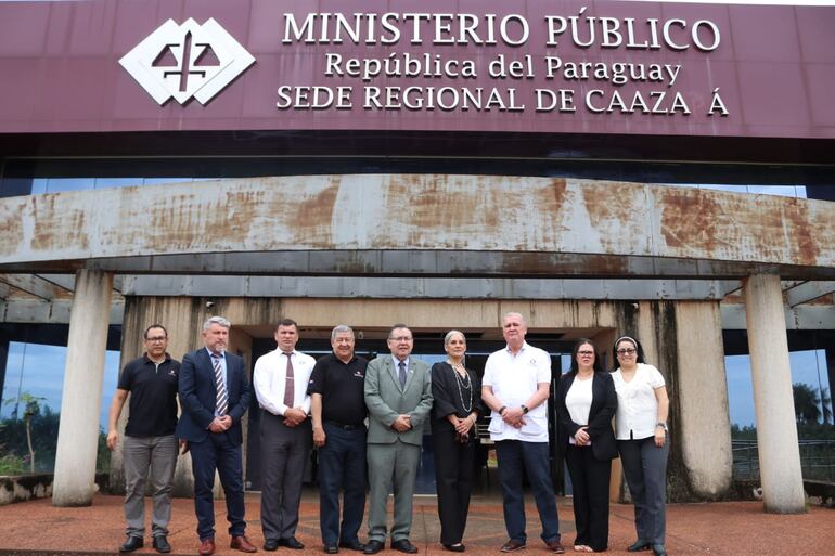 El fiscal general del Estado, Emiliano Rolón, junto a otros funcionarios, durante su visita a la sede del Ministerio Público en Caazapá, cuyas obras quedaron abandonadas.