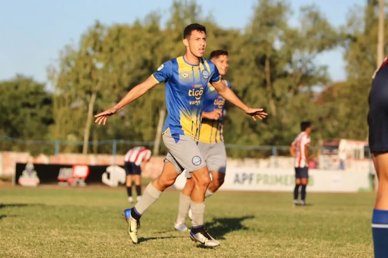 César Alonso festeja el tanto que le dio el triunfo a Cristóbal Colón de J. Augusto Saldívar sobre Sportivo Limpeño. (Foto: APF)