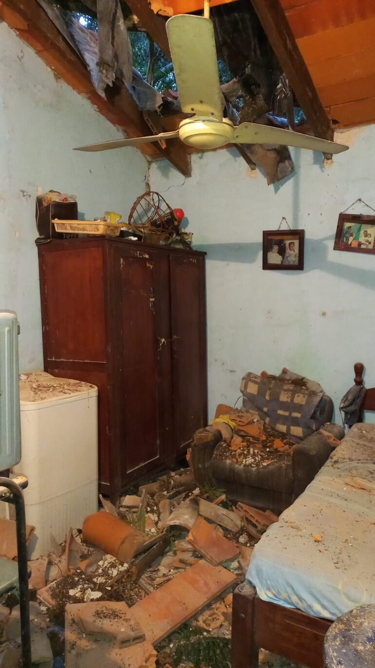 Así quedó una de las habitaciones de la casa sobre la que cayó un árbol.