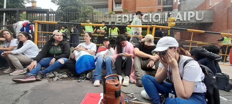 Manifestantes se trasladaron posteriormente a la sede de la Itaipú en Asunción.