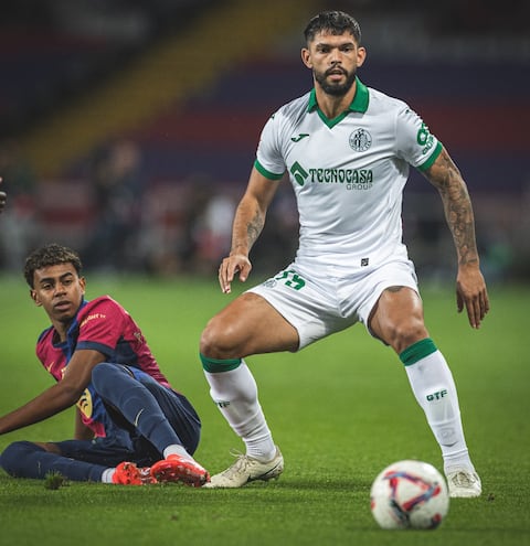 Omar Alderete en acción ante Lamine Yamal, en el partido de ayer (Foto Getafe).