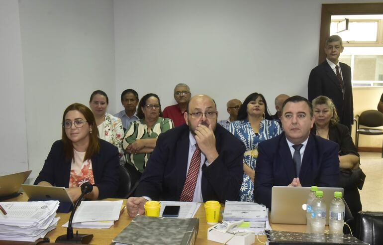 La fiscala Elena Fiore junto a los abogados querellantes Jorge Arturo Daniel y Rodrigo Yódice, en el juicio oral. 