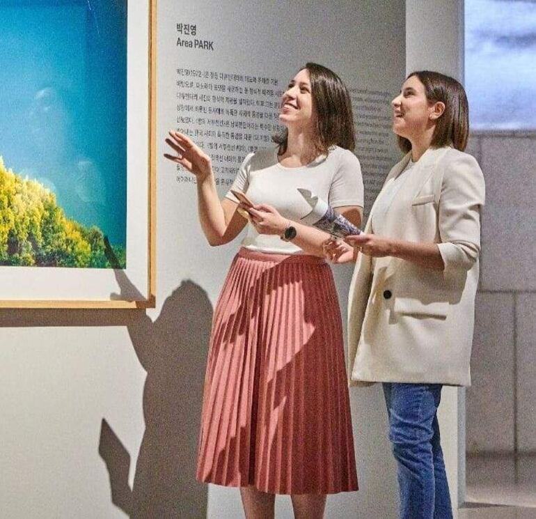 Diana Martínez junto a una promotora cultural, en el Museo Nacional de Arte Contemporáneo, Corea. Las fotos son cortesía del Museo Nacional de Arte Moderno y Contemporáneo, Corea.