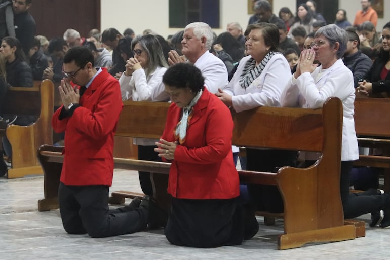 Fervorosos fieles acompañan las celebraciones. 