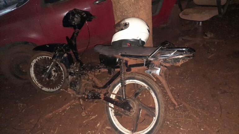 La motocicleta incautada tras el enfrentamiento a tiros entre policías y dos presuntos delincuentes.