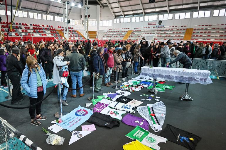 Personas se reúnen en el Micro Estadio de Morón para despedir a Nora Cortiñas, cofundadora de la asociación de Derechos Humanos "Madres de Plaza de Mayo" este viernes, en la ciudad de Buenos Aires (Argentina).  