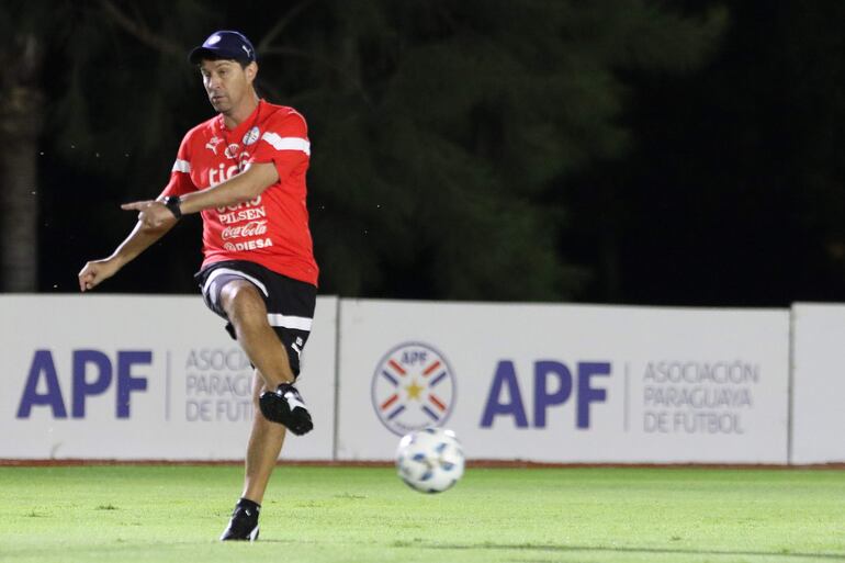 El argentino Daniel Garnero patea el balón en un entrenamiento de la selección paraguaya en Ypané. 