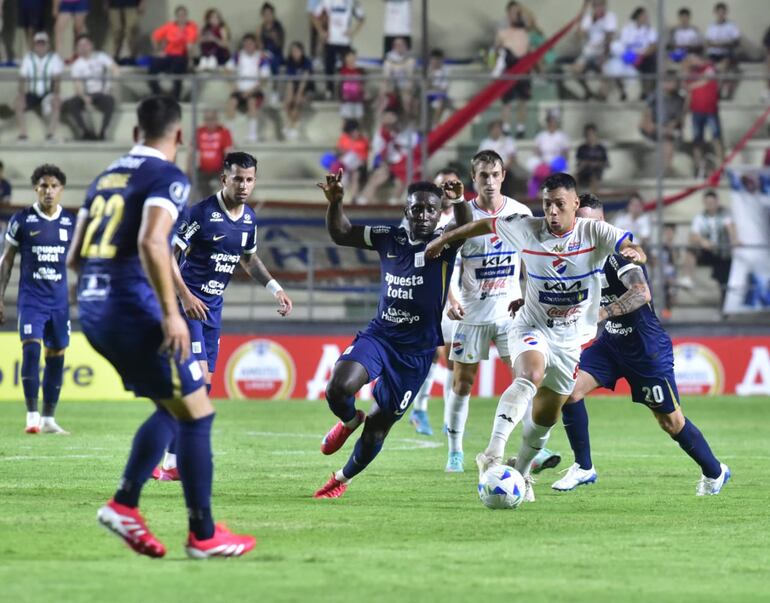 El paraguayo Carlos Arrúa (d), jugador de Nacional, domina el balón en el partido frente a Alianza Lima por la ida de la Fase 1 de la Copa Libertadores 2025 en el estadio Arsenio Erico, en Asunción, Paraguay.