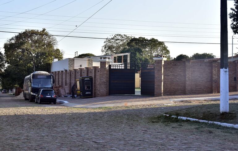 Actual frente de la vivienda del legislador colorado  y nuevo presidente del JEM en el barrio San Isidro de la ciudad de  Lambaré.