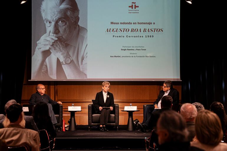 Paco Tovar, Ana Martini y Sergio Ramírez conversaron acerca de la obra de Augusto Roa Bastos y destacaron varios aspectos de su literatura.