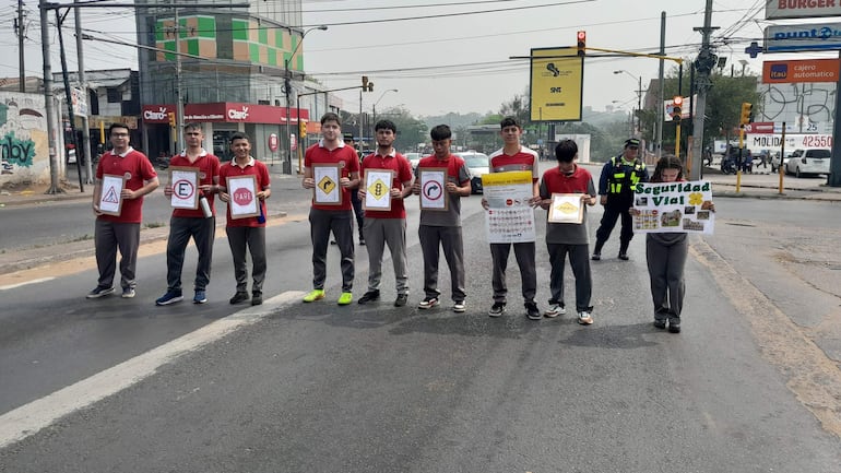 Alumnos del colegio José Meza de la ciudad de Ñemby apoyan campaña de concienciación por la Semana de Seguridad Vial.