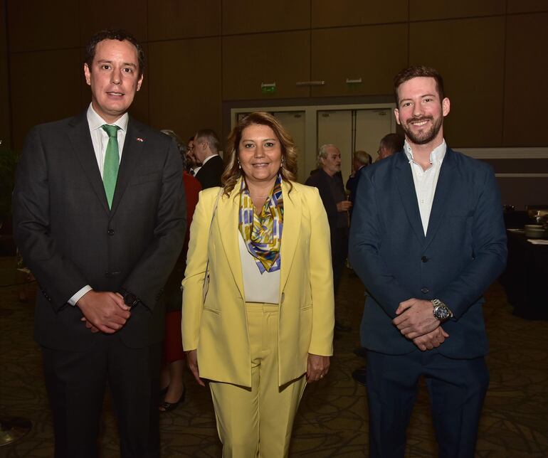 Patricio Muirhead, Lizzi Kennedy y Paul Hurard.