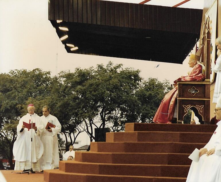 El entonces arzobispo Ismael Rolón da la bienvenida al Papa Juan Pablo II.
