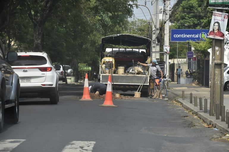 Essap ayer arreglando caño roto en De La Conquista y Carlos A. López.