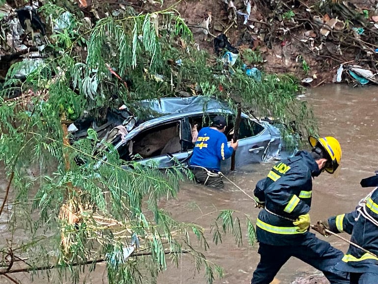 Dos mujeres fallecieron ayer en Luque cuando el automóvil en que viajaban cayó a un arroyo a causa de un raudal.