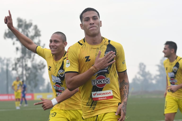 Aldo González alcanzó la cima de la tabla de artilleros (9 goles), aquí festeja con Ricardo Britos. (Foto: Deportivo Recoleta)