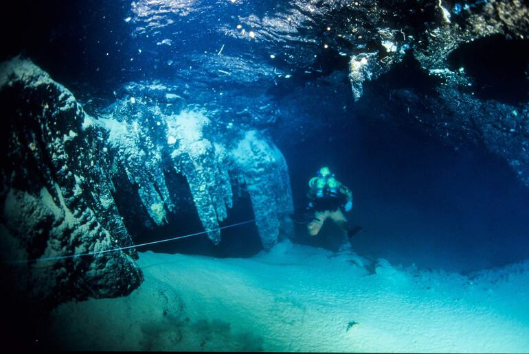 Un buceador accede a la gruta original de Cosquer por la galería de 116 metros de longitud y a 37 metros de profundidad, ubicada en las aguas subterráneas del Mar Mediterráneo, cercanas a Marsella.  La temperatura del mar Mediterráneo batió su récord por segundo año consecutivo, lo que tiene un gran impacto en la vida marina, favorece las especies invasoras y aumenta la intensidad de las precipitaciones, en una región particularmente afectada por los efectos del cambio climático.