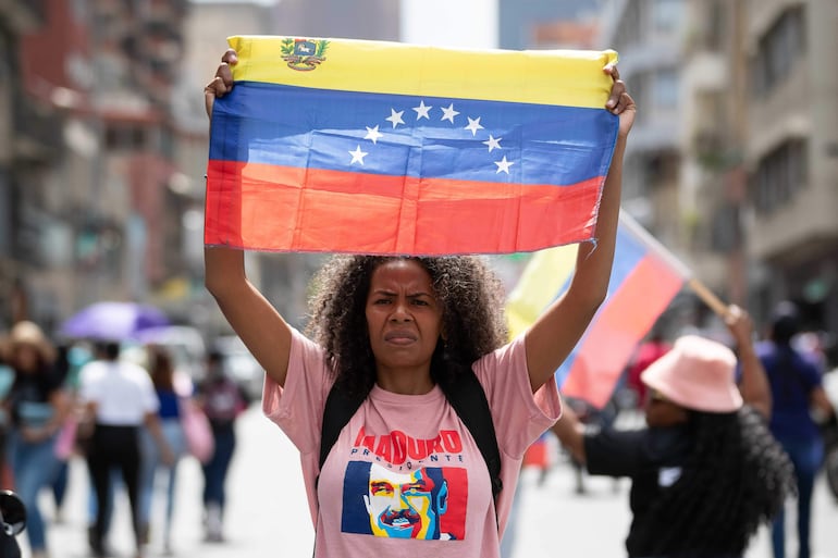 Una simpatizante del Gobierno del presidente de Venezuela, Nicolás Maduro, durante una marcha el jueves en Caracas.